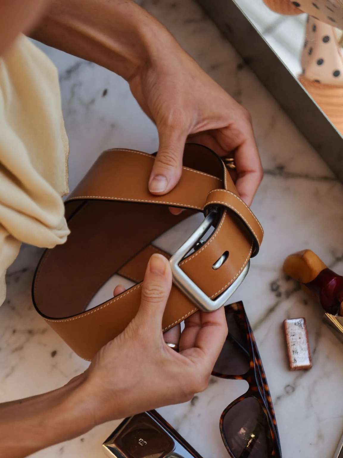 Rappresentazione illustrata della cura artigianale nella preparazione degli accessori